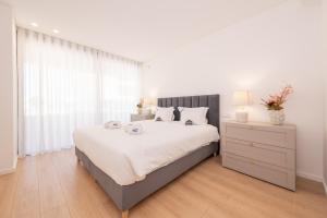 Postel nebo postele na pokoji v ubytování Stay By The Marina - Modern Apartment with Pools & Gym + 9 fotografií