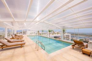 Bazén v ubytování Stay By The Marina - Modern Apartment with Pools & Gym nebo v jeho okolí