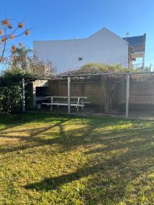 a picnic table in front of a brick building at Annemarie Apart in Villa Paranacito