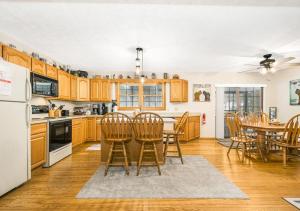Η κουζίνα ή μικρή κουζίνα στο On a Whim Peaceful 2 bedroom home plus loft in charming lakefront community