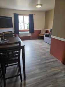 TV a/nebo společenská místnost v ubytování Hillcrest Inn