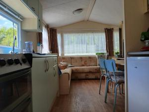 Posezení v ubytování La caravan-à-JO
