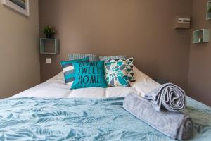 a bed with pillows on it in a bedroom at Studio Cosy La Fuye, proche gare, VELORA in Tours