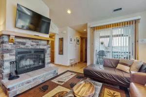 罗纳德Cascade Cozy at Roslyn Ridge Resort的带沙发和壁炉的客厅