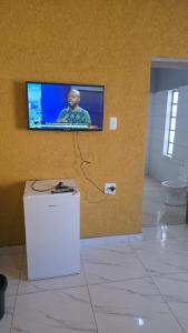 La salle de bains est pourvue d'une télévision murale à écran plat. dans l'établissement Neethling 6 Guest House, à Johannesbourg