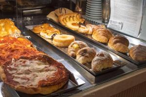 a display case with different types of pastries and pies at Il corso in Norcia