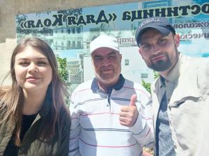 zwei Männer und eine Frau posieren für ein Foto in der Unterkunft Uncle Kolya Hotel str M Azam 39 in Buxoro