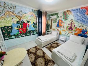 Zimmer mit Wandgemälde in der Unterkunft Uncle Kolya Hotel str M Azam 39 in Buxoro
