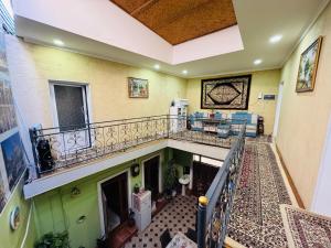 einen Blick über ein Haus mit Balkon in der Unterkunft Uncle Kolya Hotel str M Azam 39 in Buxoro