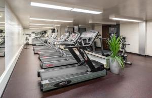 Fitness centrum a/nebo fitness zařízení v ubytování DEV Hotel and Conference Centre