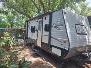 un camper è parcheggiato in un cortile di Tiny Trailer happy hole in the wall a Orlando