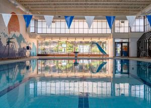 Bazén v ubytování DEV Hotel and Conference Centre nebo v jeho okolí