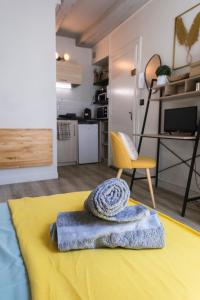 a pile of towels sitting on top of a bed at Studio Cosy Les 3 écritoires, hyper centre, wifi, VELORA in Tours