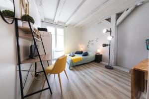 a bedroom with a bed and a ladder in a room at Studio Cosy Les 3 écritoires, hyper centre, wifi, VELORA in Tours