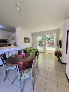 Una cocina y un comedor con mesa y sillas. en Sunny Home Herradura - Family & Work From Beach, en Herradura