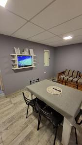 Μια τηλεόραση ή/και κέντρο ψυχαγωγίας στο Cabañas Gadiel +23 φωτογραφίες
