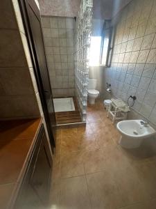 Un baño con ducha, lavabo e inodoro. en La chumbera, en Arriate