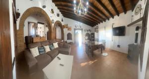 una sala de estar con un sofá y una mesa en La chumbera, en Arriate