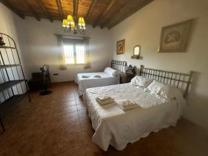 Un dormitorio con dos camas y una ventana. en La chumbera, en Arriate 38 fotos más