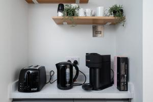 Příslušenství pro přípravu čaje a kávy v ubytování Central Oasis