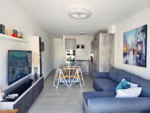 Televiisor ja/või meelelahutuskeskus majutusasutuses Modern Apt near Beach&Pool Coastal Sunset Tenerife