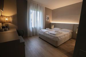 伊莫拉Tosa Welcome的一间卧室，配有一张大床和一扇窗户。