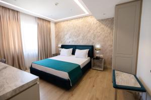ein Hotelzimmer mit einem Bett und einem Fenster in der Unterkunft Chimaera Hotel in Himarë + 32 Fotos