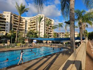 ラーナナにあるLovely and Bright Apart, 2 Bed, 2 Bath, sleeps 5, Swimming pool - Jacuzzi & Gymのリゾートのプールを歩いている女性 +36枚の写真
