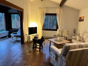 a living room with a couch and a table at Taylors Allerhaus in Hornbostel