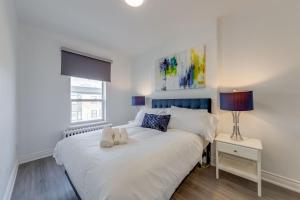 Ένα ή περισσότερα κρεβάτια σε δωμάτιο στο The Bloor Spadina Getaway With 3-Bedroom and Private Patio