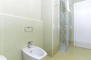 Ванная комната в 2 bedroom Golfo Gabella apartment rental
