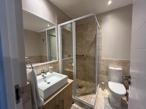 une salle de bain avec toilettes, lavabo et douche dans l'établissement Thulana Tides, Plettenberg Bay, à Plettenberg Bay 15 autres photos