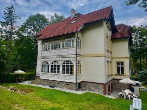 a large white house with a red roof at Villa Margaret Centrum Regeneracji i Odnowy Biologicznej in Lądek-Zdrój