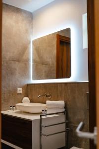 Ένα μπάνιο στο Suite 5 Mogador Residence, 2BR, brand-new, rare & luxury, beachfront