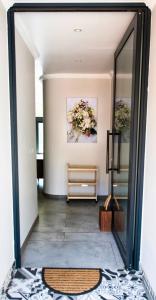 - un couloir avec un miroir et une commode dans l'établissement Rusgerus, à Pretoria