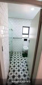 une salle de bain avec toilettes et fenêtre dans l'établissement Rusgerus, à Pretoria
