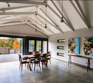 a dining room with a table and chairs at Rusgerus in Pretoria