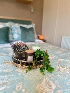 Un libro y una vela y plantas en una cama. en Celebration by the sea, en Redcar