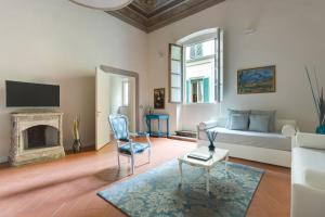 sala de estar con sofá y chimenea en Residenza D'Epoca Historia Luxury Boutique, en Florencia