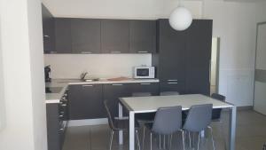 Nhà bếp/bếp nhỏ tại Contemporary Lake Maggiore apartment rental