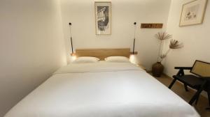 Fenghuang Ancient Town Persimmon Courtyard B&B客房内的一张或多张床位