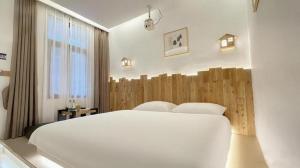Fenghuang Ancient Town Persimmon Courtyard B&B客房内的一张或多张床位