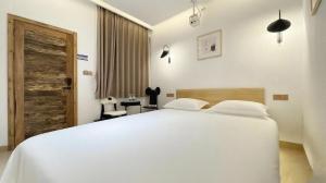 Fenghuang Ancient Town Persimmon Courtyard B&B客房内的一张或多张床位