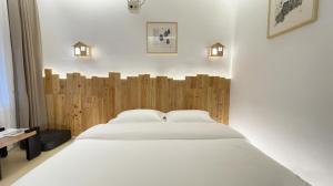 Fenghuang Ancient Town Persimmon Courtyard B&B客房内的一张或多张床位