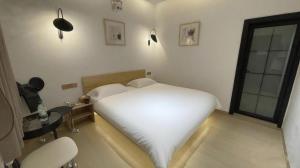 Fenghuang Ancient Town Persimmon Courtyard B&B客房内的一张或多张床位