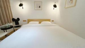 Fenghuang Ancient Town Persimmon Courtyard B&B客房内的一张或多张床位