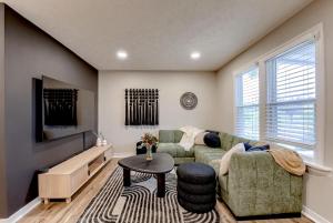 Posezení v ubytování Dundee 3Br2Ba house sleeps 9 plus crib central Omaha