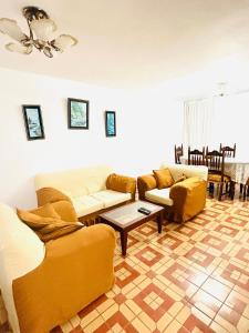 Una sala de estar con dos sofás y una mesa. en departamento acogedor en la Molina, en Lima