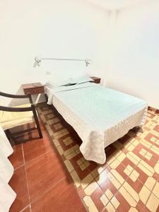 Un dormitorio con una cama y una mesa dentro. en departamento acogedor en la Molina, en Lima 51 fotos más