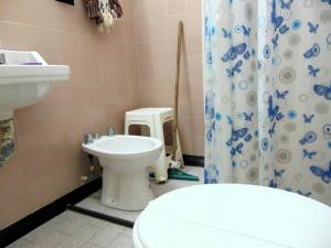 a bathroom with a toilet and a sink at Casa en Playas de Oro in Villa Carlos Paz